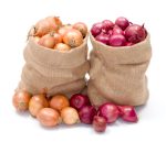 oignons-rouges-et-jaunes-dans-le-sac-a-toile-de-jute-46906276